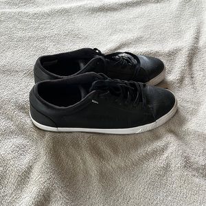 Toms sneakers